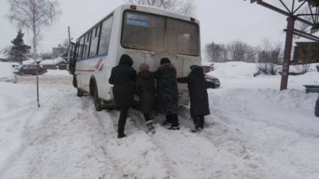 В Казахстане 28 женщин 10 часов толкали автобус на морозе после шоп-тура в Китай
