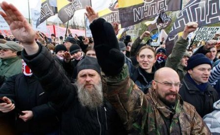 В метро Петербурга неонацисты избили пассажиров с криками "Вагон для русских!"