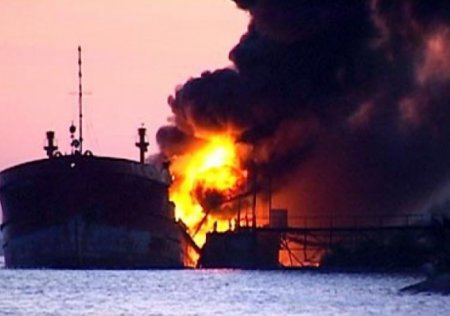 На горящем у берегов Китая нефтяном танкере произошел взрыв 