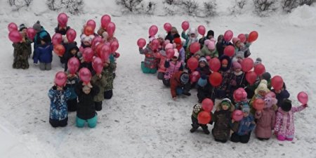 В Волгоградской области детей на «сталинградской линейке» поставили на колени в снег
