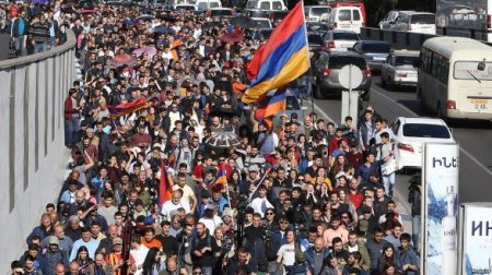 Оппозиция перекрыла центр Еревана, протестуя против назначения экс-президента премьером