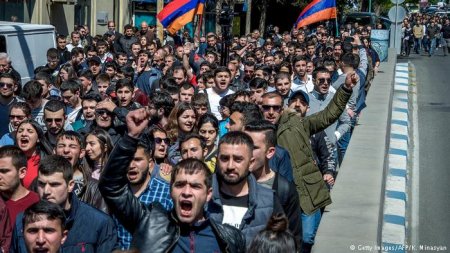 Сержа Саргсяна избрали премьером Армении. Против этого несколько дней проходят акции протеста