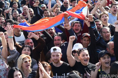 В Ереване возобновились протесты. Демонстранты перекрыли главные улицы