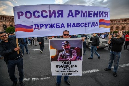 Более половины россиян назвали события в Армении «бархатной революцией»