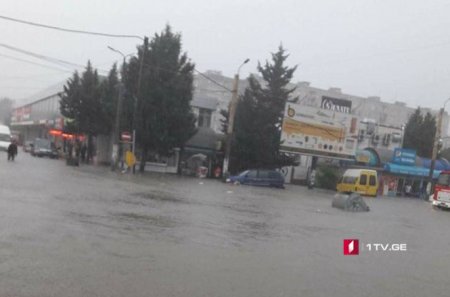 В Рустави из-за дождя затоплены улицы и первые этажи домов