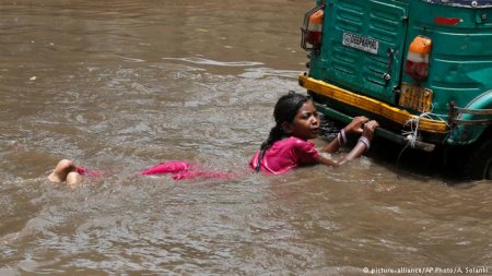 Около 30 человек стали жертвами шторма в Индии