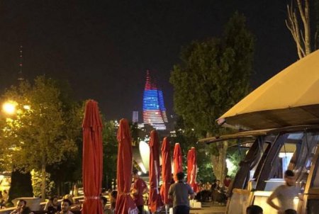 Одно из небоскребов Баку было подсвечено цветами армянского флага