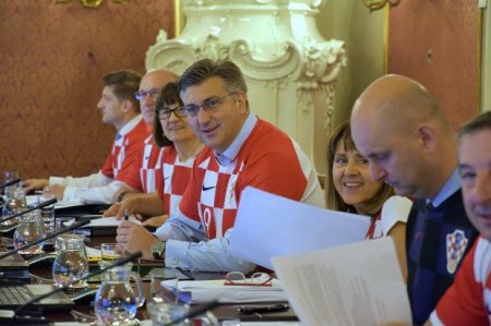 Правительство Хорватии заседает в «шашечных» футболках