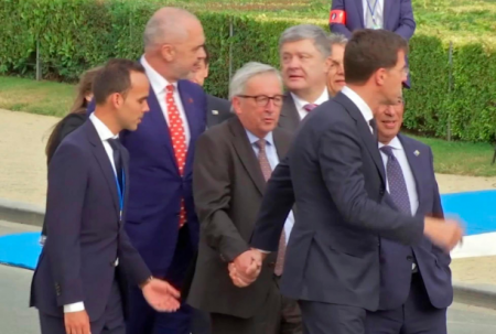 На саммите НАТО нетвердо стоящий на ногах Юнкер едва не упал на Порошенко