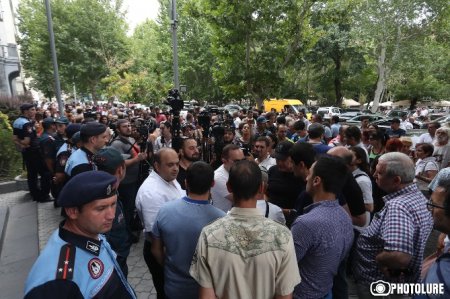 Протестующие сорвали пресс-конференцию бывшего президента Армении Кочаряна