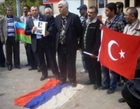 В Азербайджане начались антироссийские протесты против визита Путина в Баку