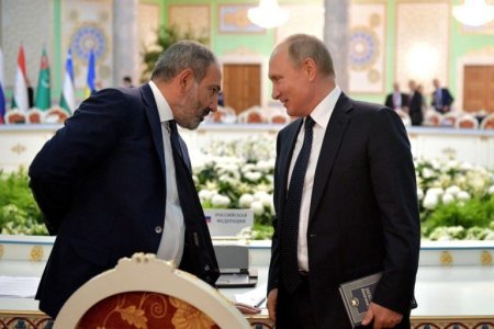 Камеры поймали Путина за чтением Пушкина на саммите СНГ