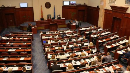 Парламент Македонии проголосовал за новое название страны