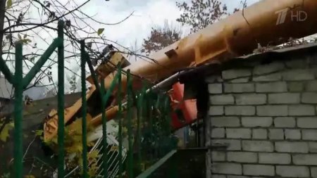 В Нижнем Новгороде кран упал на детский сад — подробности, фото, видео