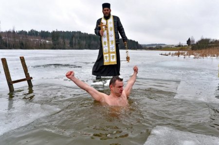 Крещение в 2019 году в России, когда нужно купаться в проруби, зачем нужно нырять в прорубь 