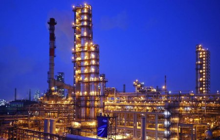 Запуск крупнейшего в мире завода по переработке газа в бензин отложен
