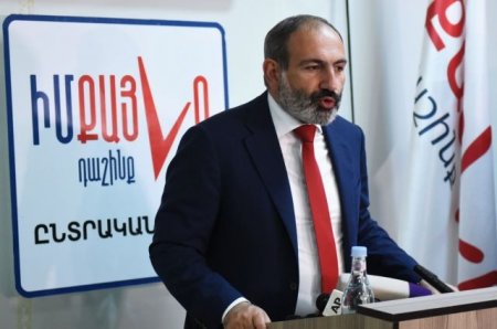 В Армении граждане начали блокировать здания судов