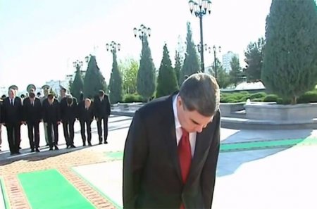 Президент Туркменистана возложил венки к Монументу Конституции и флагу и пообщался с поэтессой Шагулыевой