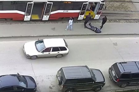 В Новосибирске пассажира, упавшего в обморок, вынесли из трамвая и оставили на улице