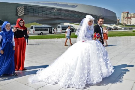 «Лента.ру»: “Азербайджанки заводят любовников и хвастаются подругам”