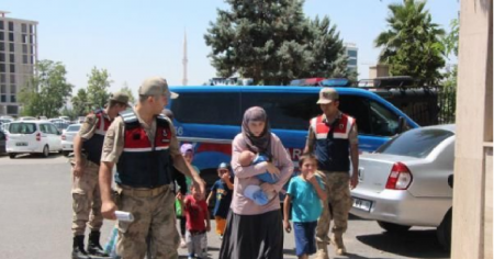 В Турции во время попытки пересечь границу задержали двух россиянок с девятью детьми