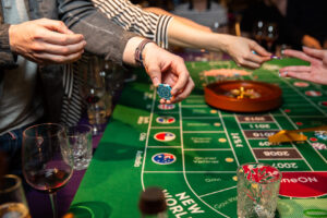 Виды полезных бонусов в интернет казино Рокс