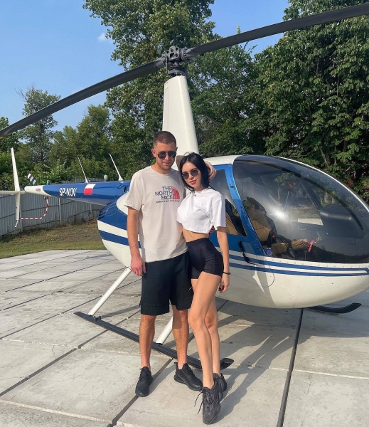 Жена футболиста сборной Украины снялась в прозрачном наряде, показав, что у нее под платьем