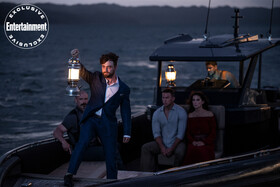 Брэд Питт, Ченнинг Татум и Сандра Буллок в тачке бегут от взрывов на первых кадрах экшен-комедии «Затерянный город»