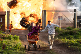 Брэд Питт, Ченнинг Татум и Сандра Буллок в тачке бегут от взрывов на первых кадрах экшен-комедии «Затерянный город»