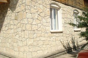 Отделка дома плитняком: преимущества материала