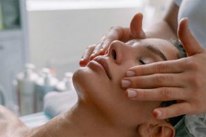 Чем помогает массаж лица