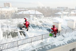 Почему важно проводить очистку крыш от снега