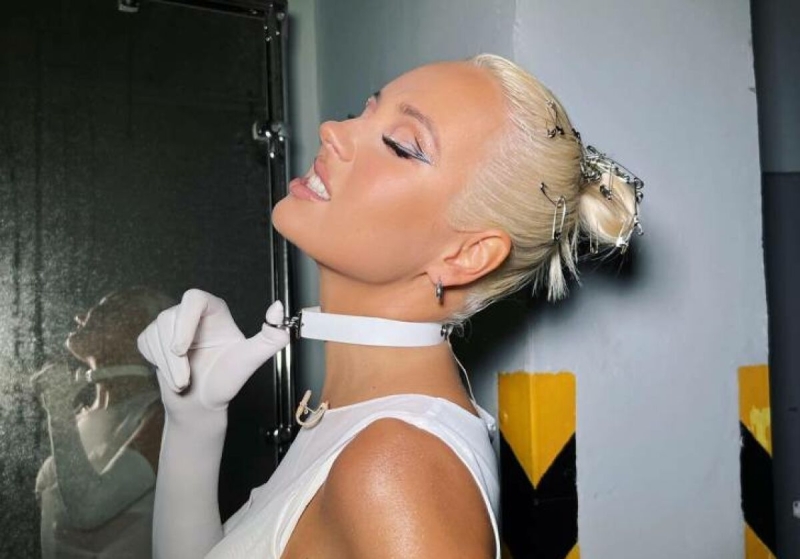 Клава Кока в футболке блеснула изящными бедрами: пошалила на публике, отказавшись от шортиков