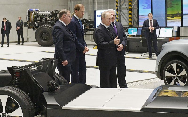 
            Владимиру Путину показали новый российский кроссовер E-NEVA
        