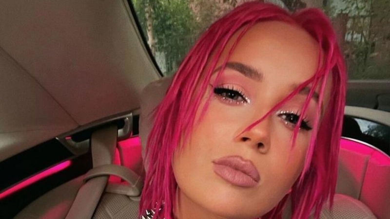 Дырявые лохмотья Клавы Коки вызвали оторопь у людей: трусы чуть на шею не натянула