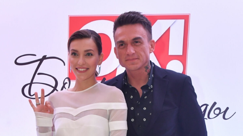 Папина копия: Тодоренко во время кормления засветила лицо шестимесячного сынишки