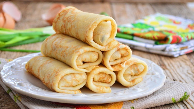 Праздничная кухня: сытные блины с курицей и зеленой фасолью