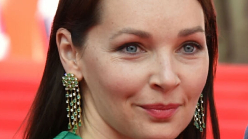 Три лайфхака, чтобы под глазами не было отеков с утра: бьюти-секретом поделилась актриса Антонова