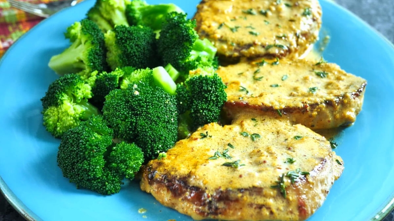 Вкусно и сытно: свиные отбивные с медом и горчицей