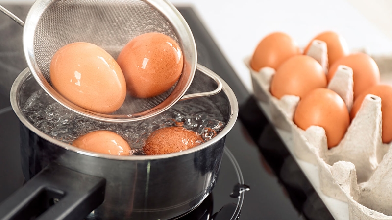 Как правильно сварить яйцо всмятку и быстро очистить его: лайфхаки от шеф-повара