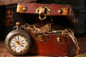 Какими бывают антикварные предметы и их ценность