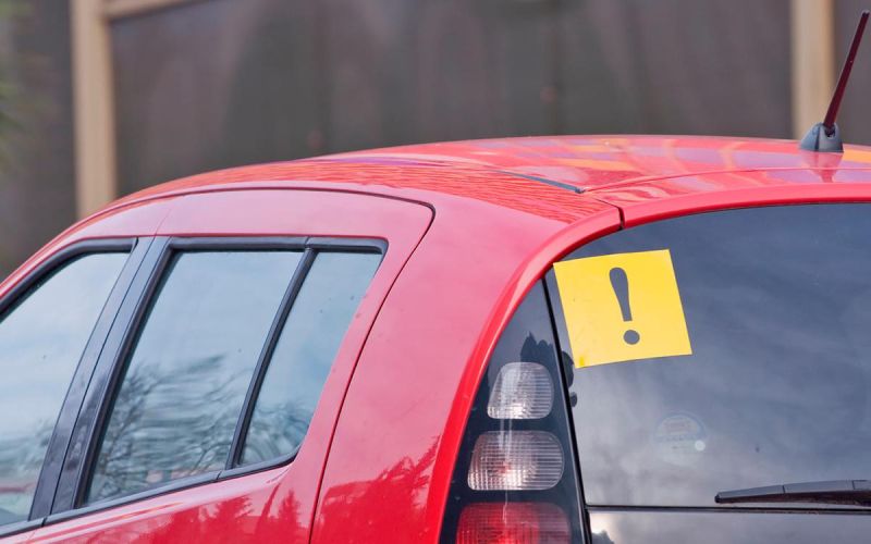 
            В ГИБДД напомнили о штрафе за езду без наклейки с восклицательным знаком
        