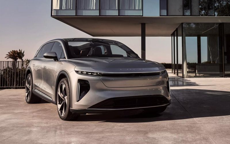 
            В США представили кроссовер с диваном под капотом. Что?
        