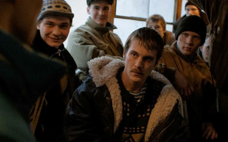 «Пешком не комильфо». На каких машинах ездят в сериале «Слово пацана»