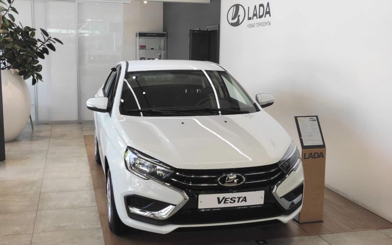 
            У дилеров закончились Lada Vesta дешевле ₽1,59 млн. Что можно купить
        