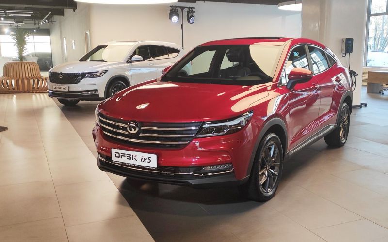 В России стартовали продажи новых кроссоверов DFSK. Что это за машины