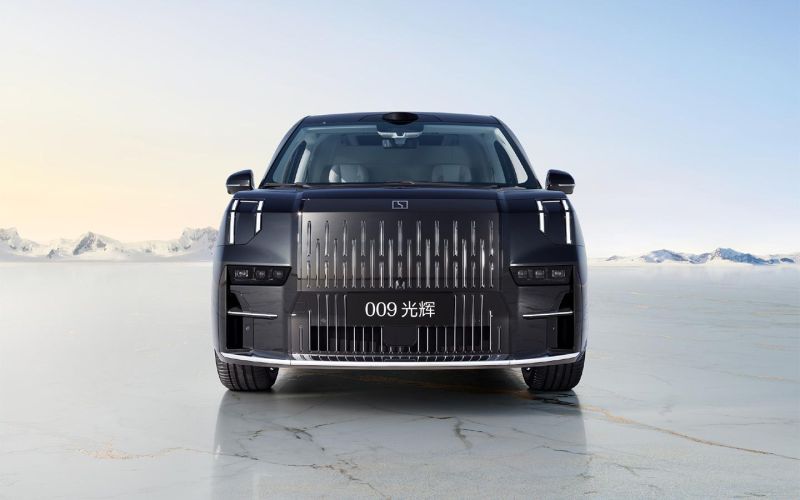 
            Zeekr представил особую четырехместную версию роскошного минивэна 009
        