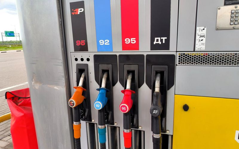 
            Экспорт топлива опять разрешили. Что теперь будет с ценами на АЗС
        