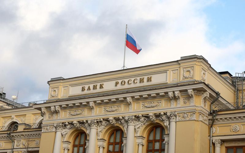 
            ЦБ не стал повышать ключевую ставку. Что будет с автокредитами и ценами
        