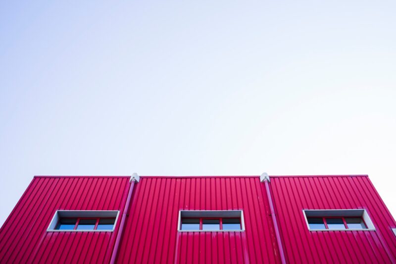 Строение из старых морских контейнеров